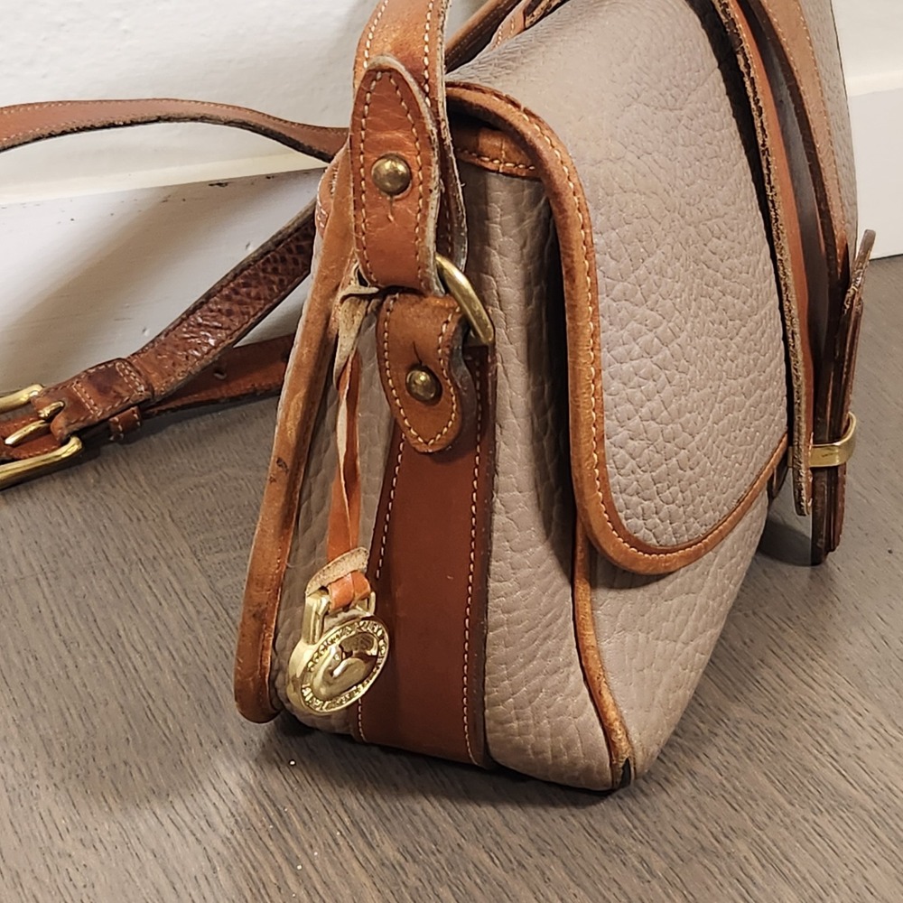 Vintage Dooney & Bourke All-Weather Leather Taupe Tan Crossbody Bag Purse Charm - Picture 3 of 16